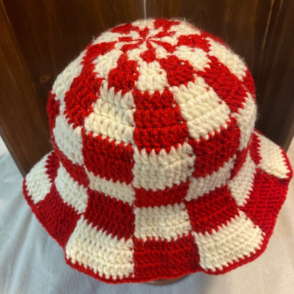 Handmade Crochet checkered bucket hat / Red & Ivory